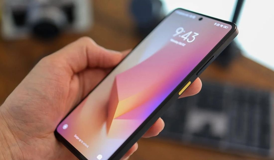نمای نزدیک صفحهنمایش گوشی شیائومی پوکو X5 پرو